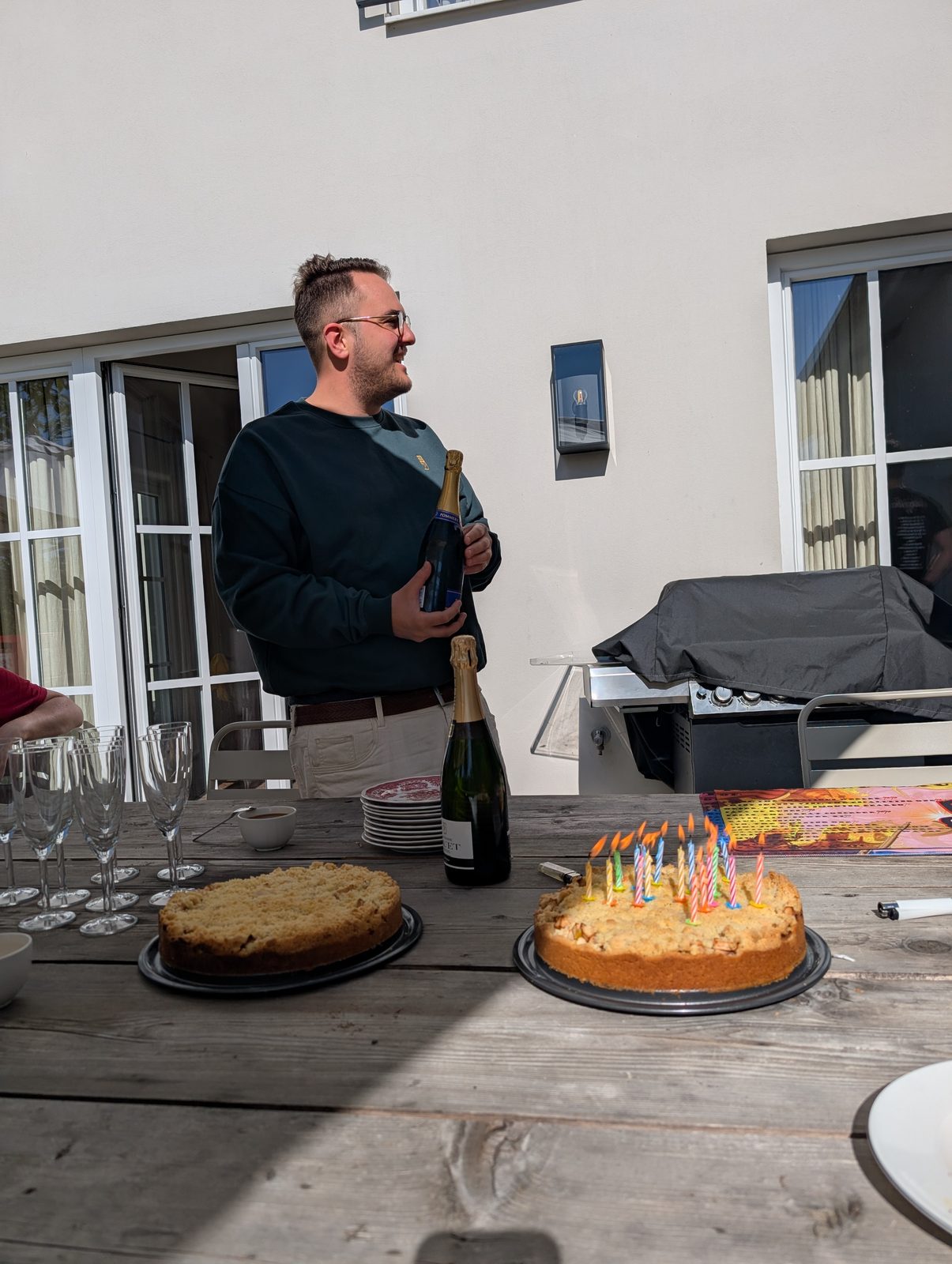 Sekt und Geburtstagstorte zum Start in den zweiten Tag