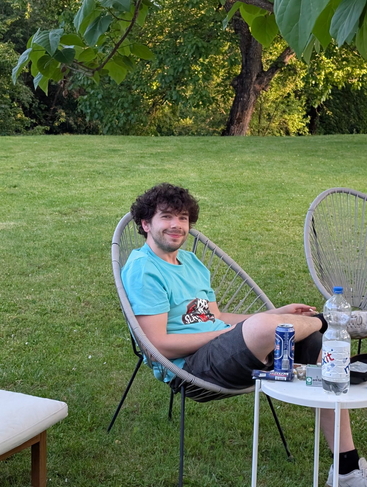 Taktieren mit Dose in der Hand
